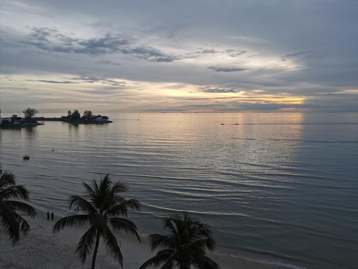 Tanjung Tuan Beach Regency - Hermis Theme Kampong Baharu  Exterior photo